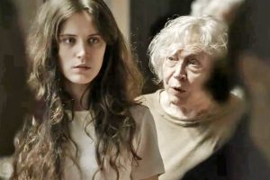 Beatriz decide revelar a Clara que possui uma fortuna escondida