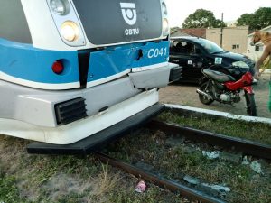 Trem colide com carro em Santa Rita, na Grande João Pessoa