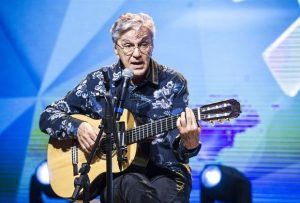 Caetano Veloso é homenageado com troféu no Domingão do Faustão