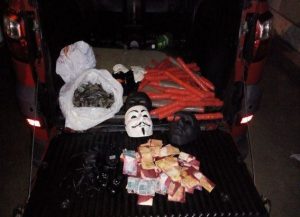 Carro com 33 explosivos, dinheiro e máscaras é encontrado em Campina Grande