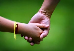 ‘Pais solos’ vão receber retroativo do auxílio emergencial vetado por Bolsonaro