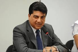 Manoel Júnior anuncia cura do câncer e população de Pedras de Fogo comemora nas ruas; veja vídeo