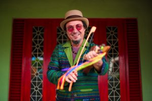 Beto Brito divulga clipe da música ‘Louquinha Demais’; show de lançamento acontece no sábado