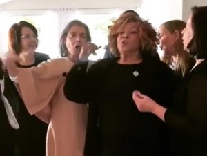 Cármen Lúcia e Raquel Dodge soltam a voz e cantam com Alcione; veja vídeo