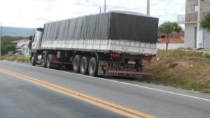 Agricultor morre atropelado ao tentar pegar banana na BR-230 no Sertão