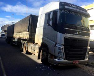 Receita Estadual apreende carreta com 300 sacas de farinha em Patos