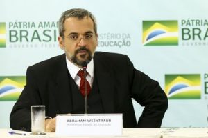 Avaliação da educação básica será feita por amostragem, diz ministro