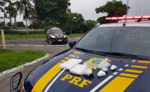 Homem é preso na BR-101 com cocaína escondida no painel do carro