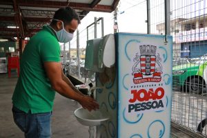 Pias portáteis são instaladas nas entradas dos mercados públicos de João Pessoa