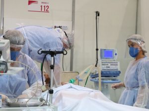 Paciente recebe plasma para tratamento de Covid-19 em Campina Grande