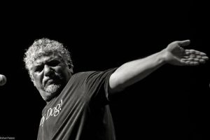 Totonho toma choque em fone de ouvido e pode perder parte da audição