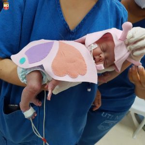 Recém-nascidos usam fantasias para celebrar o Dia das Crianças