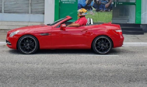 ‘Parece um kart’: empresário paraibano que ‘não cabe’ em carro de luxo faz sucesso