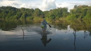 VÍDEO: Enfermeira atravessa rio a pé para vacinar idosa contra Covid-19
