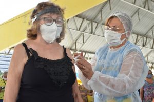 Vacina contra a Covid-19 é aplicada em pessoas com BPC e profissionais de saúde, em CG