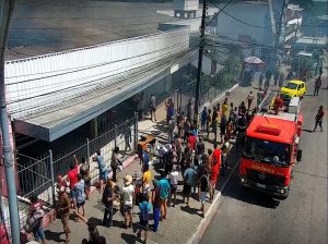Incêndio atinge lojas em shopping popular, próximo ao Terminal de Integração