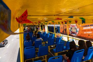 ‘Ônibus do forró’ oferta passeios por Campina Grande em troca de doações de alimentos para músicos