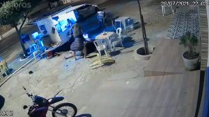 Vídeo mostra PM entrar em luta corporal com homem antes de ser morto a tiros