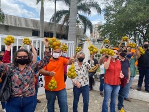 Com laranjas nas mãos, manifestantes fazem protesto na porta da Câmara de Campina Grande