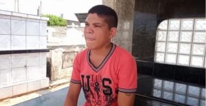 Jovem que ‘mora’ em cemitério na PB ganha vaquinha online para conseguir uma casa 