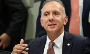 Enquanto não decide se será candidato ao Senado, Aguinaldo continua nas manchetes