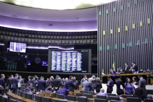 Câmara aprova volta do despacho gratuito de bagagem em voos; veja voto dos paraibanos