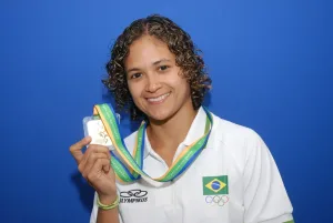 No Dia Internacional do Orgulho LGBTQIA+, Aline Pará ressalta respeito nas quadras de handebol e apoio da família