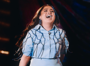 Mari Fernandez se apresenta no São João 2022 de Santa Rita