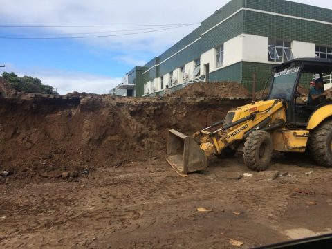 Após 8 meses, Estado inicia reconstrução de muro que desabou no Hospital das Clínicas