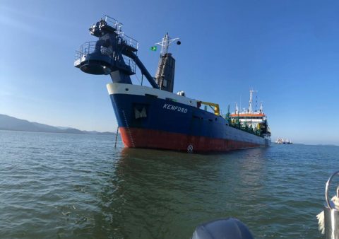 Embarcação projetada para ampliar canal de acesso do porto de Cabedelo chega à Paraíba