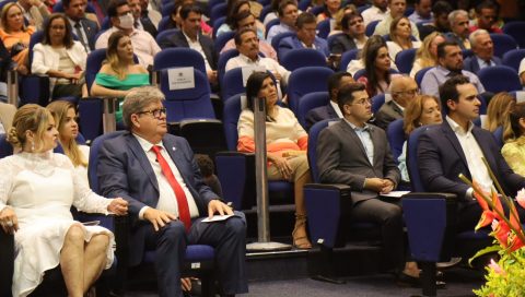 Em uma fotografia, o vice que chega e a vice que sai