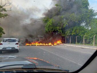 Estudantes da UFPB fazem ato contra aumento da tarifa de ônibus e PM reage com bala de borracha