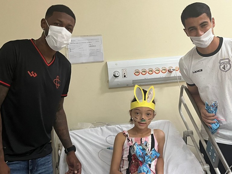 Campinense e Treze visitam crianças no Hospital de Trauma para comemorar a Páscoa