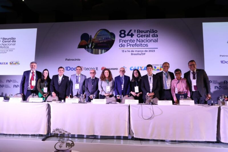 Prefeitos discutem soluções para transporte público, centros históricos e piso da enfermagem, em João Pessoa