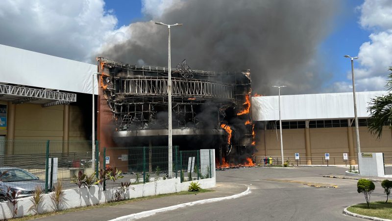 Incêndio destrói parte de shopping em Guarabira