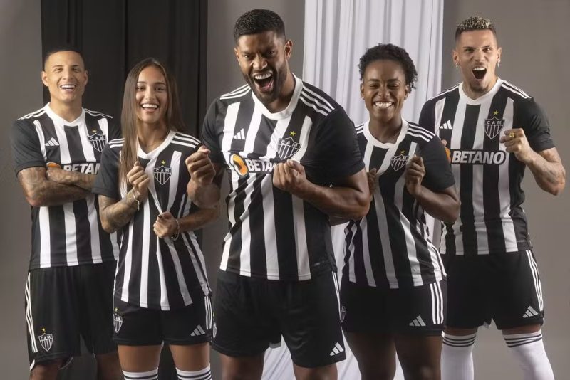 Atlético-MG apresenta novo uniforme para 2024 com Hulk de modelo